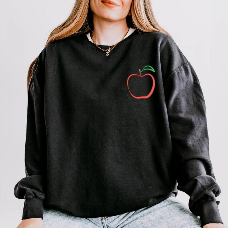 Simply Sage Market レディース トップス プルオーバー 汗水 刺しゅう Simply Sage Market Embroidered Apple - Women\u0027s Lightweight Garment Dyed Sweatshirt Black 黒いこと