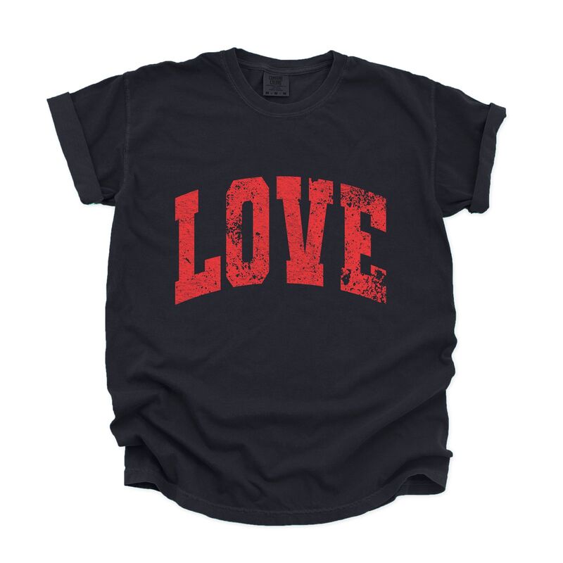 Simply Sage Market レディース トップス ティーシャツ グラフィック Simply Sage Market Love Varsity Archedistressed - Women\u0027s Garment Dyed Graphic T-Shirt Black 黒いこと トップス-Tシャツ・カットソー
