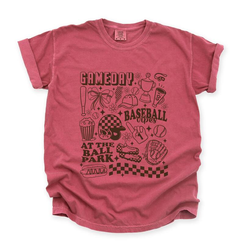 Simply Sage Market レディース トップス ティーシャツ グラフィック Simply Sage Market Gameday Baseball Vibes Collage - Women\u0027s Garment Dyed Graphic T-Shirt Crimson クリムゾン トップス-レディースファッション-Tシャツ・カットソー