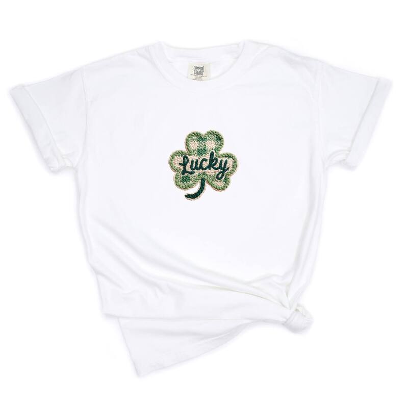 Simply Sage Market レディース トップス ティーシャツ 刷り上げる グラフィック Simply Sage Market Lucky Clover Yarn Print - Women\u0027s Garment Dyed Graphic T-Shirt White 白いこと トップス-Tシャツ・カットソー-レディースファッション