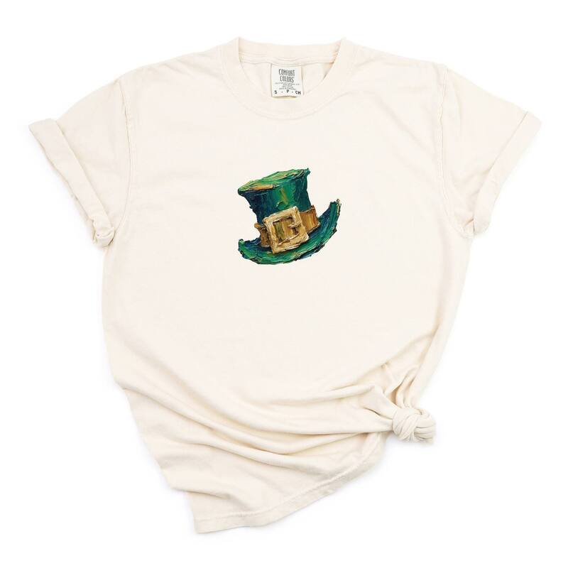Simply Sage Market レディース トップス ティーシャツ 刷り上げる グラフィック Simply Sage Market Leprechaun Hat Paint Print - Women\u0027s Garment Dyed Graphic T-Shirt Ivory 象牙色 Tシャツ・カットソー-トップス-レディースファッション