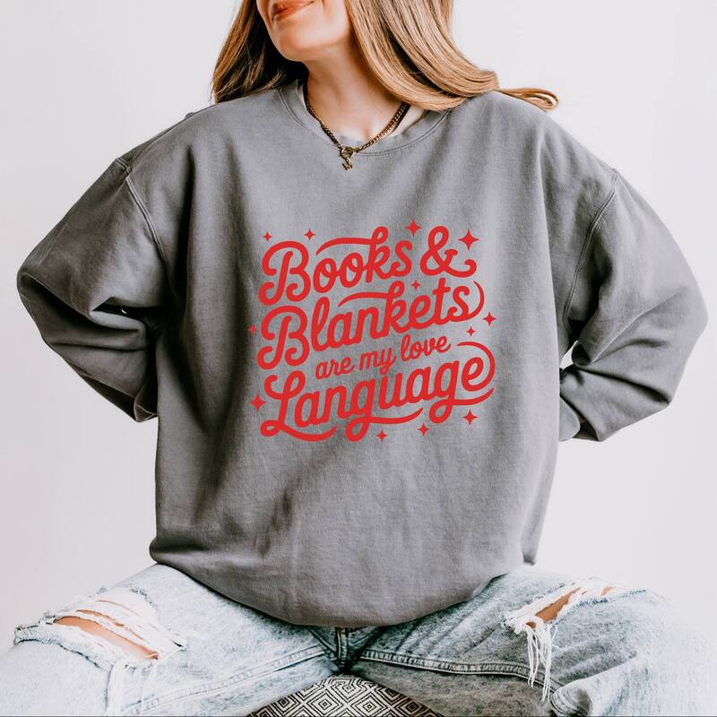Simply Sage Market レディース トップス ティーシャツ 流汗 Simply Sage Market Books \u0026 Blankets Are My Love Language - Women\u0027s Lightweight Garment Dyed Sweatshirt Grey 薄墨色 レディースファッション-トップス