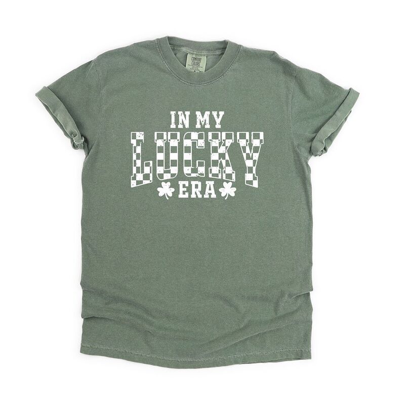 Simply Sage Market レディース トップス ティーシャツ Simply Sage Market In My Lucky Era Checkered Garment Dyed Tees Moss 照合のしるし Tシャツ・カットソー-トップス