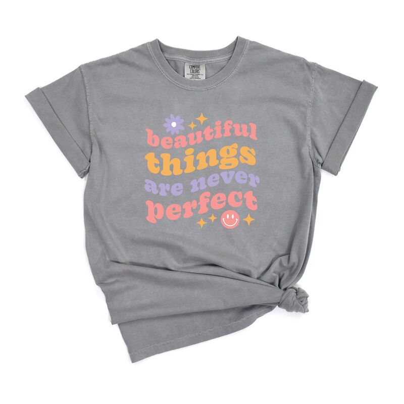 Simply Sage Market レディース トップス ティーシャツ Simply Sage Market Beautiful Things Are Never Perfect Garment Dyed Tees Grey 薄墨色 トップス-Tシャツ・カットソー-レディースファッション