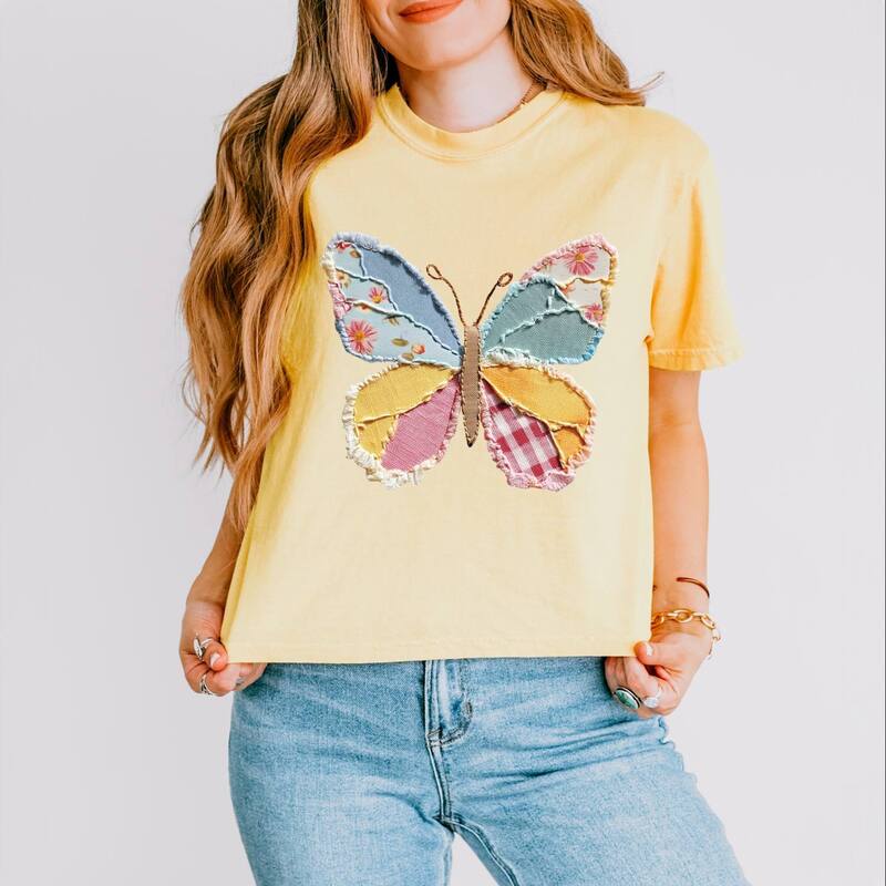 Simply Sage Market レディース トップス Tシャツ パッチワーク グラフィック Simply Sage Market Butterfly Faux Patchwork - Women's Boxy Crop Top Graphic T-Shirt Butter｜ReVida 店