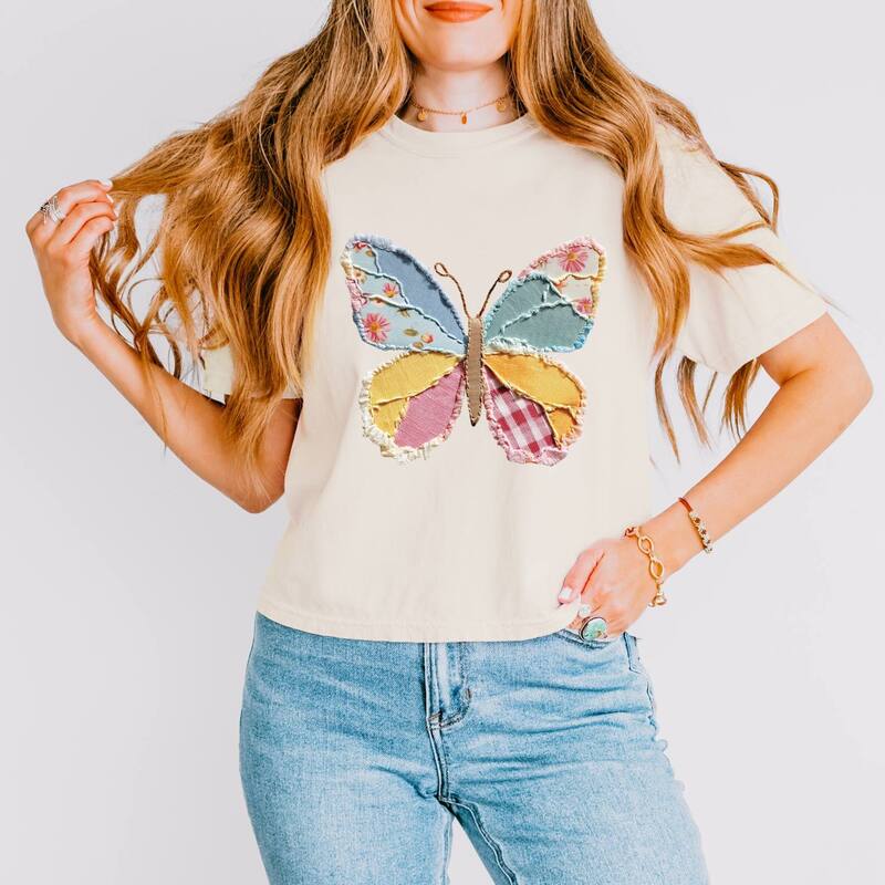 Simply Sage Market レディース トップス ティーシャツ パッチワーク グラフィック Simply Sage Market Butterfly Faux Patchwork - Women\u0027s Boxy Crop Top Graphic T-Shirt Ivory 象牙色 Tシャツ・カットソー-レディースファッション