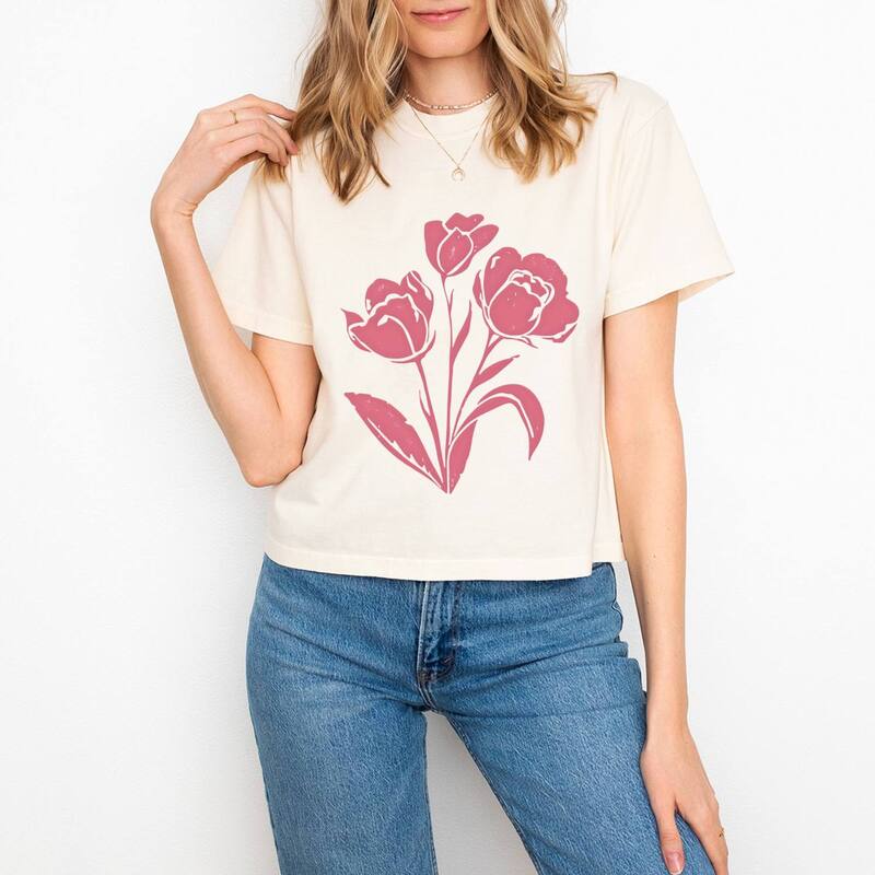 Simply Sage Market レディース トップス Tシャツ グラフィック Simply Sage Market Pink Roses - Women's Boxy Crop Top Graphic T-Shirt Ivory アイボリー|ReVida 店
