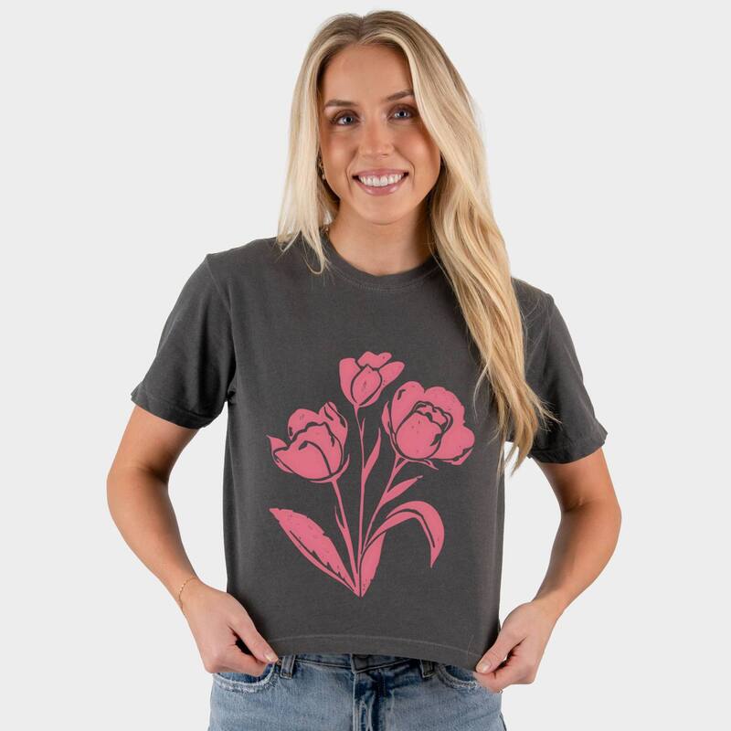 Simply Sage Market レディース トップス ティーシャツ グラフィック Simply Sage Market Pink Roses - Women\u0027s Boxy Crop Top Graphic T-Shirt Pepper サクラ色 トップス-レディースファッション-Tシャツ・カットソー
