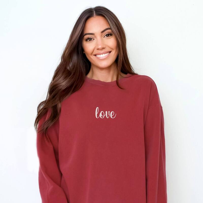Simply Sage Market レディース トップス ティーシャツ 流汗 刺しゅう グラフィック Simply Sage Market Embroidered Love Cursive - Women\u0027s Garment Dyed Graphic Sweatshirt Crimson クリムゾン Tシャツ・カットソー-トップス