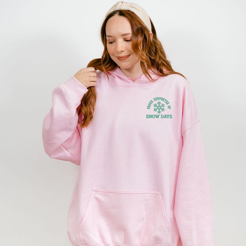 Simply Sage Market レディース トップス ティーシャツ 刺しゅう パーカー グラフィック Simply Sage Market Embroidered Proud Supporter Snow Days - Women\u0027s Graphic Hoodie Light Pink さくら色 レディースファッション-トップス-Tシャツ・カットソー