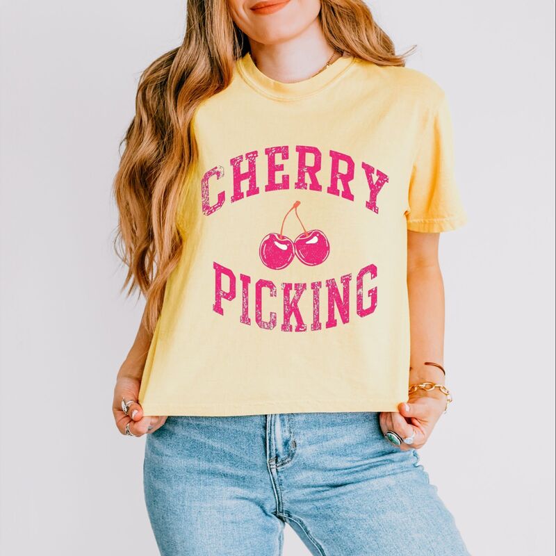 Simply Sage Market レディース トップス ティーシャツ グラフィック Simply Sage Market Cherry Picking Varsity Arched - Women\u0027s Boxy Crop Top Graphic T-Shirt Butter Tシャツ・カットソー-トップス