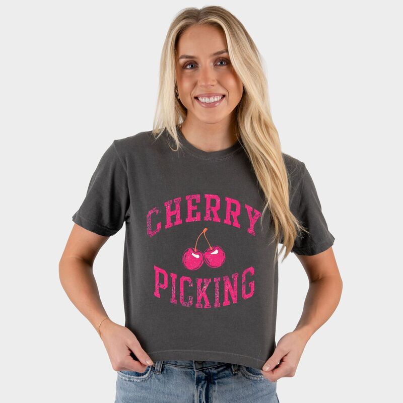 Simply Sage Market レディース トップス ティーシャツ グラフィック Simply Sage Market Cherry Picking Varsity Arched - Women\u0027s Boxy Crop Top Graphic T-Shirt Pepper レディースファッション-トップス-Tシャツ・カットソー