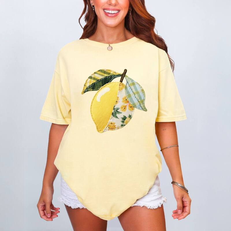 Simply Sage Market レディース トップス Tシャツ パッチワーク グラフィック Simply Sage Market Lemon Faux Patchwork - Women's Garment Dyed Graphic T-Shirt Butter｜ReVida 店