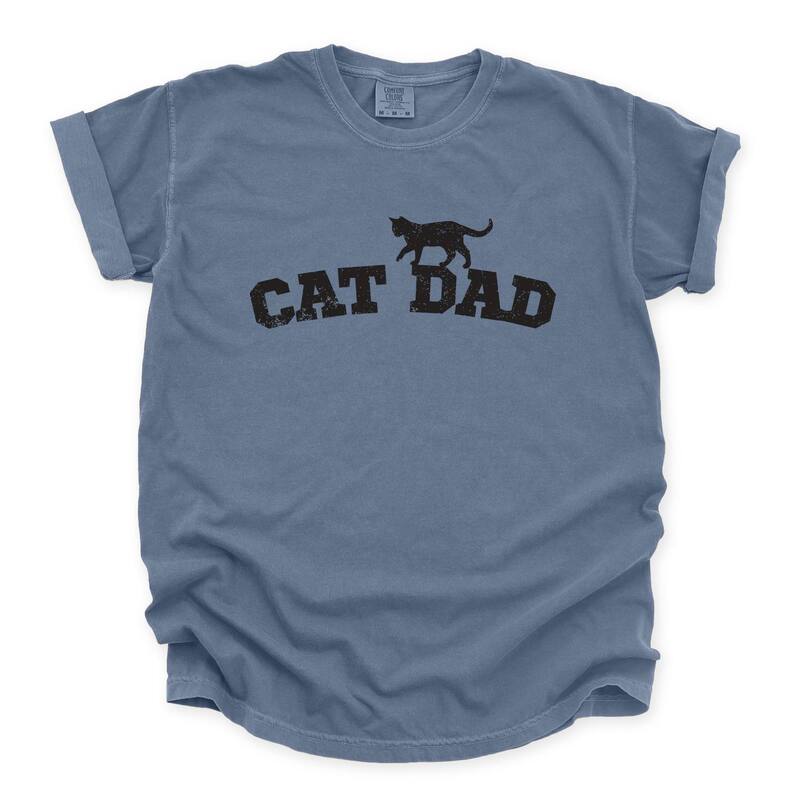 Simply Sage Market レディース トップス ティーシャツ グラフィック Simply Sage Market Cat Dad Arched - Men\u0027s Garment Dyed Graphic T-Shirt Blue Jean 青碧