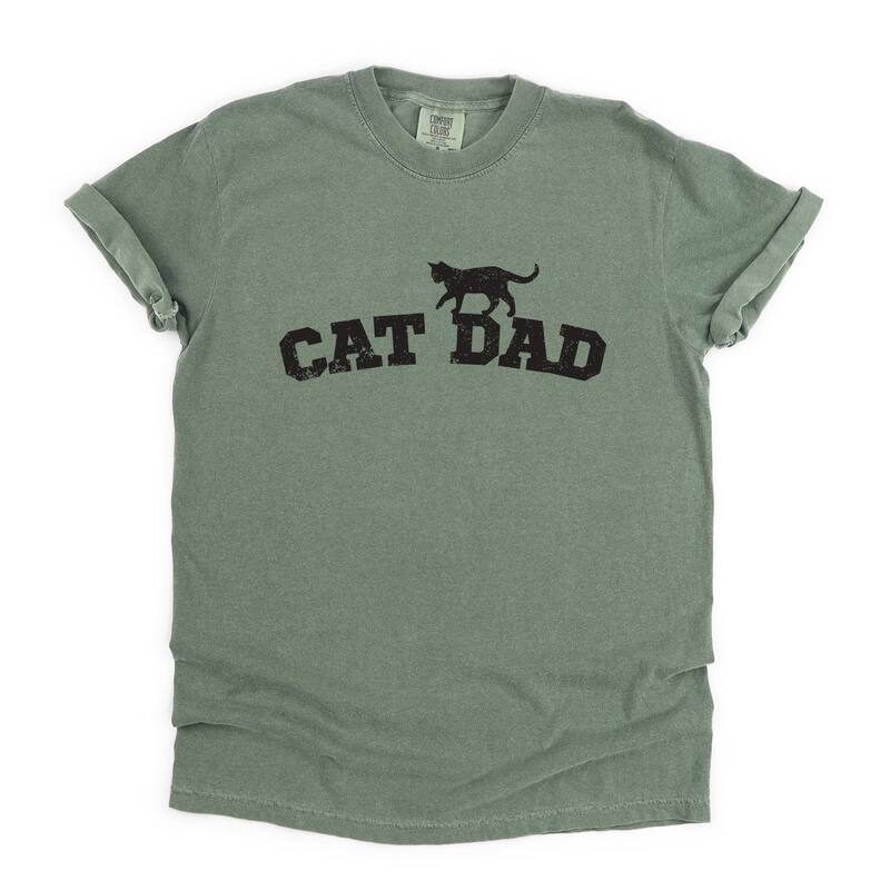 Simply Sage Market レディース トップス ティーシャツ グラフィック Simply Sage Market Cat Dad Arched - Men\u0027s Garment Dyed Graphic T-Shirt Moss