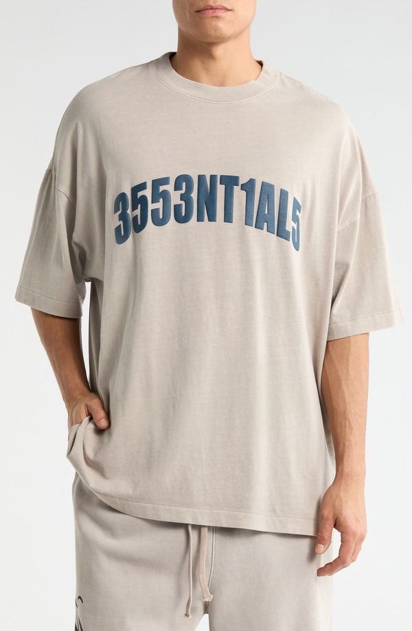 フィアオブゴッド メンズ トップス プルオーバー ロゴタイプ グラフィック Fear of God Essentials New York \u002790s Logo Graphic T-Shirt Smoke Grey 薄墨色