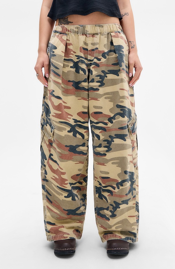 アーバンアウトフィッターズ レディース ボトムス カジュアルパンツ コットン BDG Urban Outfitters Bobbi Desert Camo Cotton Pants Desert Camo