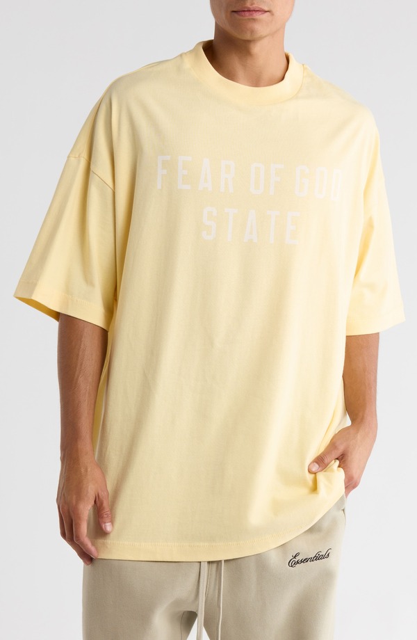 フィアオブゴッド メンズ トップス Tシャツ ロゴ グラフィック Fear of God Essentials '90s Fit Logo Graphic T-Shirt Garden Yellow イエロー