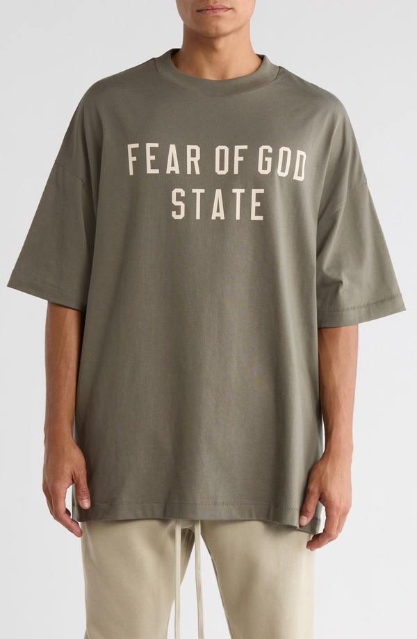 フィアオブゴッド メンズ トップス Tシャツ グラフィック Fear of God Essentials '90s Fit Graphic T-Shirt Moss