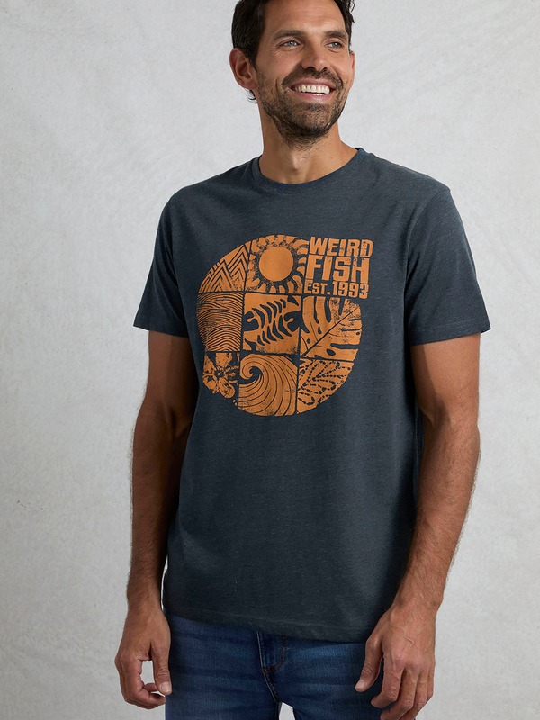 ウィアードフィッシュ メンズ トップス プルオーバー グラフィック Weird Fish Summer Sector Graphic T-Shirt Navy 米国海軍