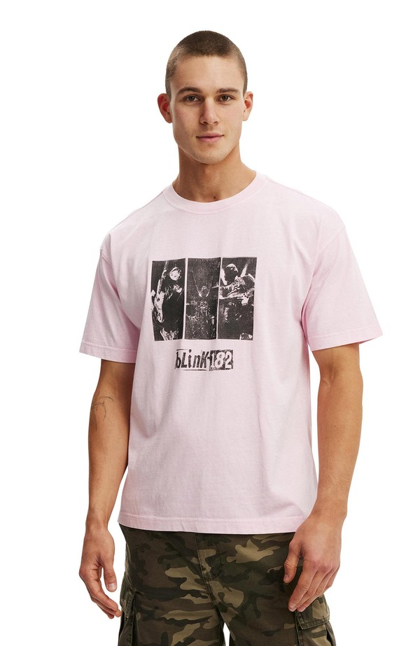 コットンオン メンズ トップス Tシャツ Cotton Men's Box Fit Premiumusic T-Shirt Corsage Blink 182 - Logo
