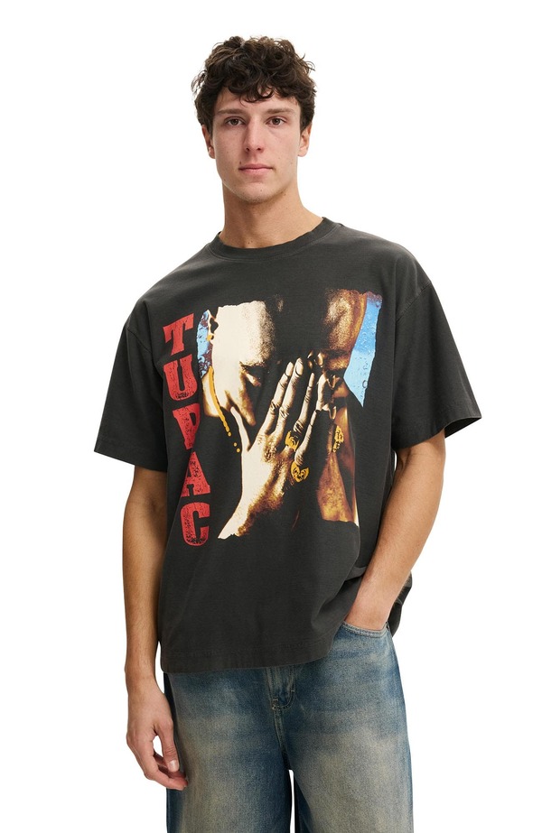 コットンオン メンズ トップス プルオーバー Cotton Men\u0027s Box Fit Premiumusic T-Shirt Faded Slate Tupac - スレート