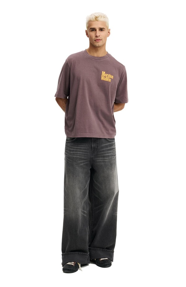 コットンオン メンズ トップス プルオーバー クロップド Cotton Men\u0027s Cropped Fit Music T-Shirt Dark Oak Morgan Wallen -