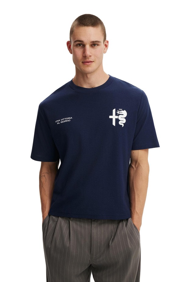 コットンオン メンズ トップス Tシャツ クロップド Cotton Men's Cropped Fit Alfa Romeo T-Shirt Lcn Alf Indigo Alfa Romeo - インディゴ