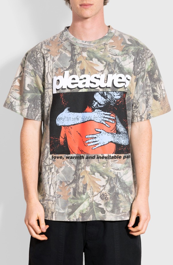 プレジャーズ メンズ トップス Tシャツ グラフィック PLEASURES Embrace Graphic T-Shirt Camo