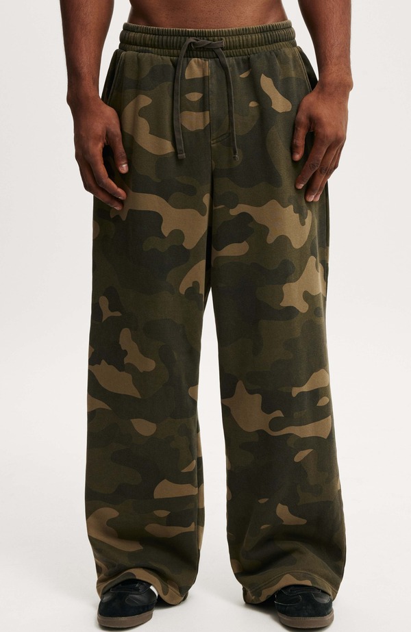 コットンオン メンズ ボトムス カジュアルパンツ トラックパンツ Cotton Men'super Baggy Track Pant Camo Green Wash グリーン
