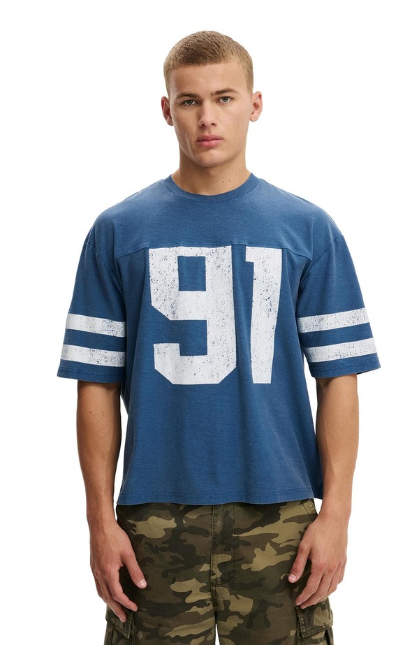 コットンオン メンズ トップス Tシャツ クロップド グラフィック Cotton Men's Cropped Fit Graphic T-Shirt Washed Cobalt 91 Stripe コバルト