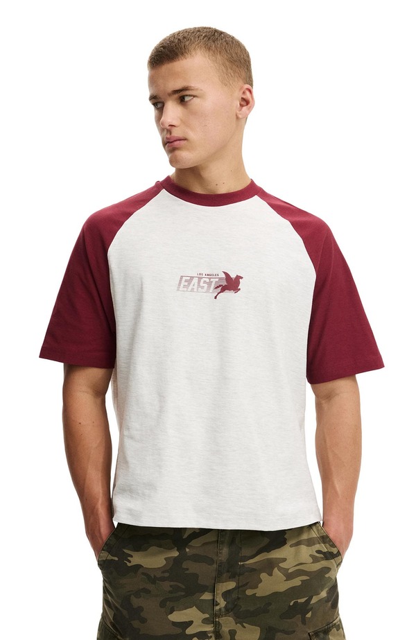 コットンオン メンズ トップス Tシャツ クロップド グラフィック Cotton Men's Cropped Fit Graphic T-Shirt White Marle Burgundy East ホワイト