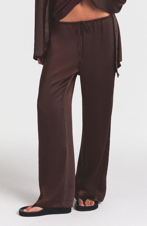スキムズ レディース ボトムス レギンストレート ズボン下 繻子 SKIMS Lightweight Satin Straight Leg Pants Espresso