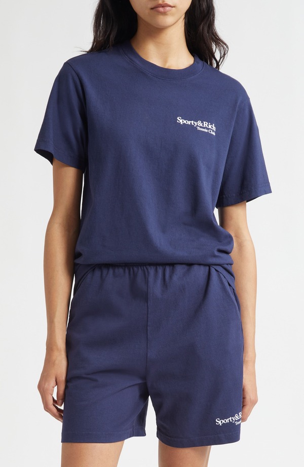 スポーティ アンド 分限者 レディース トップス プルオーバー グラフィック Sporty \u0026 Rich Gender Inclusive Play Tennis Graphic T-Shirt Dark Navy 米国海軍