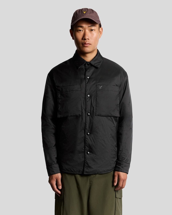 ライルアンドスコット メンズ アウター ジャケット・ブルゾン シャツ Lyle & Scott Long Sleeve Collared Insulated Overshirt Jet Black ブラック｜ReVida 店