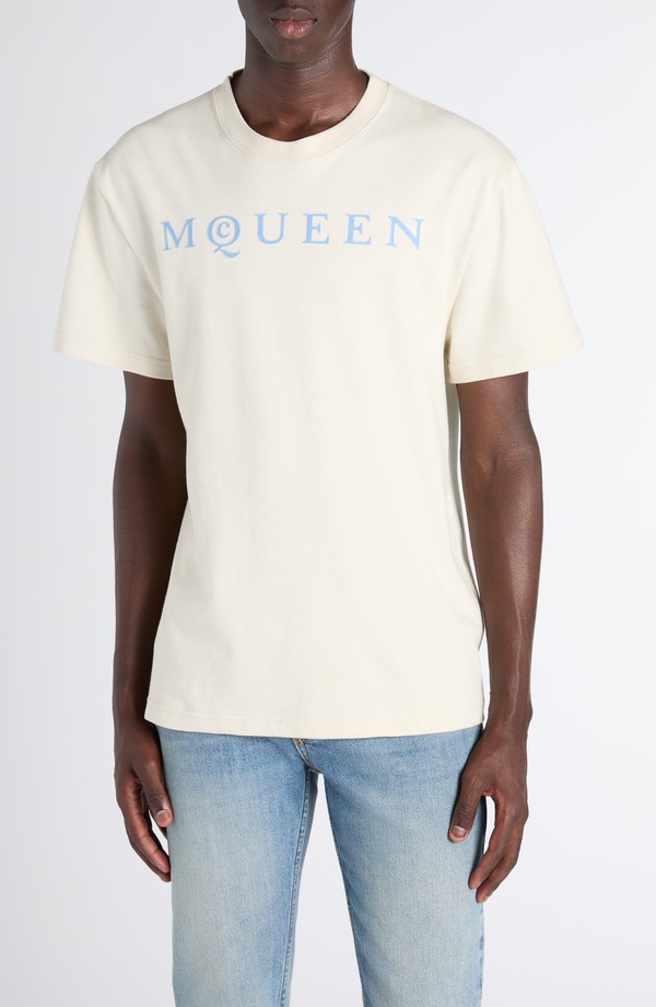 マックイーン メンズ トップス プルオーバー ロゴタイプ グラフィック McQueen Logo Graphic T-Shirt Gesso/ Ice Blue 青み