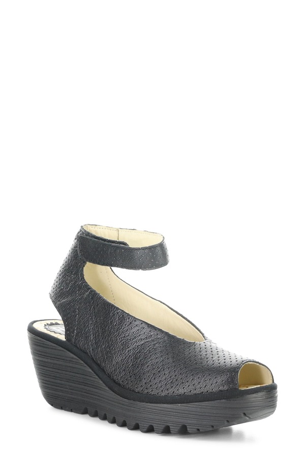 飛球英国の首都 レディース シューズ 踵 サンダル なめし革 Fly London \u0027Yala\u0027 Perforated Leather Sandal Black 黒いこと