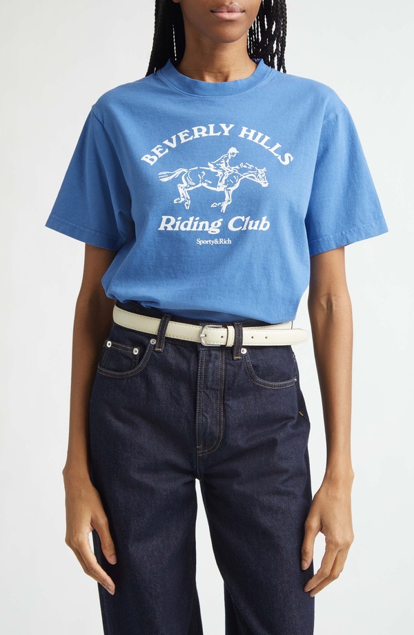 スポーティ アンド 分限者 レディース トップス プルオーバー グラフィック Sporty \u0026 Rich Beverly Hills Riding Club Graphic T-Shirt Pier Blue 青色
