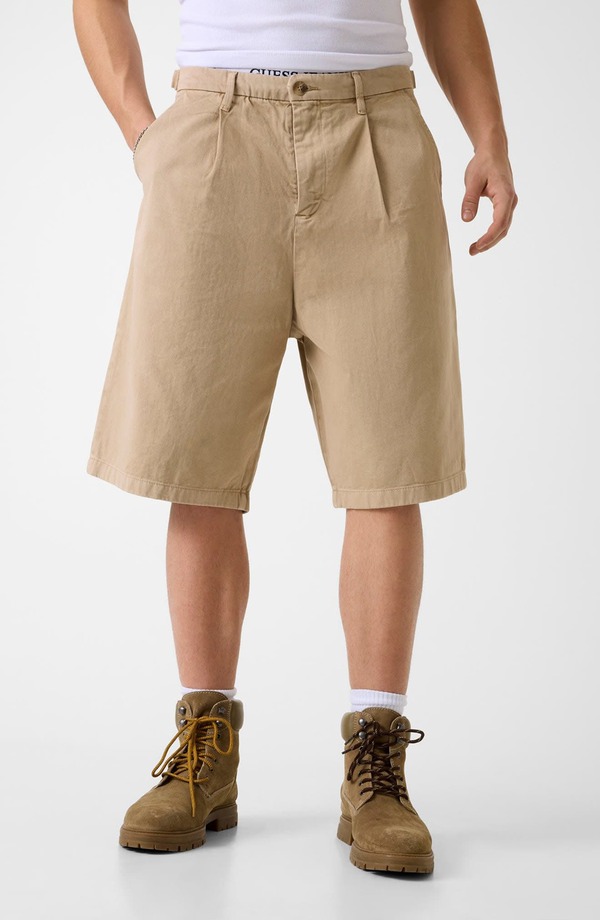 ゲス メンズ ボトムス デニムパンツ プリーツ ショートパンツ GUESS Pleated Baggy Denim Shorts Beige ベージュ｜ReVida 店