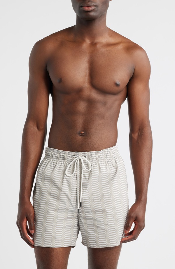 ブガッチ メンズ 海水着 二分の一ズボン下・さる股引き 刷り上げる Bugatchi Cruz Geo Print Swim Trunks Desert