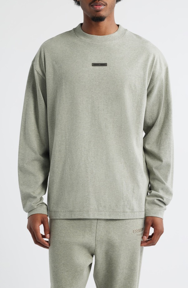 フィアオブゴッド メンズ トップス プルオーバー ロゴタイプ グラフィック Fear of God Essentials Classic Fit Long Sleeve Logo Graphic T-Shirt Concrete Heather ギョリュウモドキ