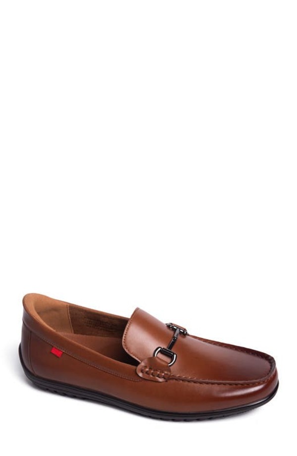 マークジョセフニューヨーク メンズ シューズ なめし革 置き目毛革 Marc Joseph New York Elliot Road Hands Free Technology Leather Slip on Buckle Loafer Cognac Napa Leather メンズ靴-靴-ビジネスシューズ