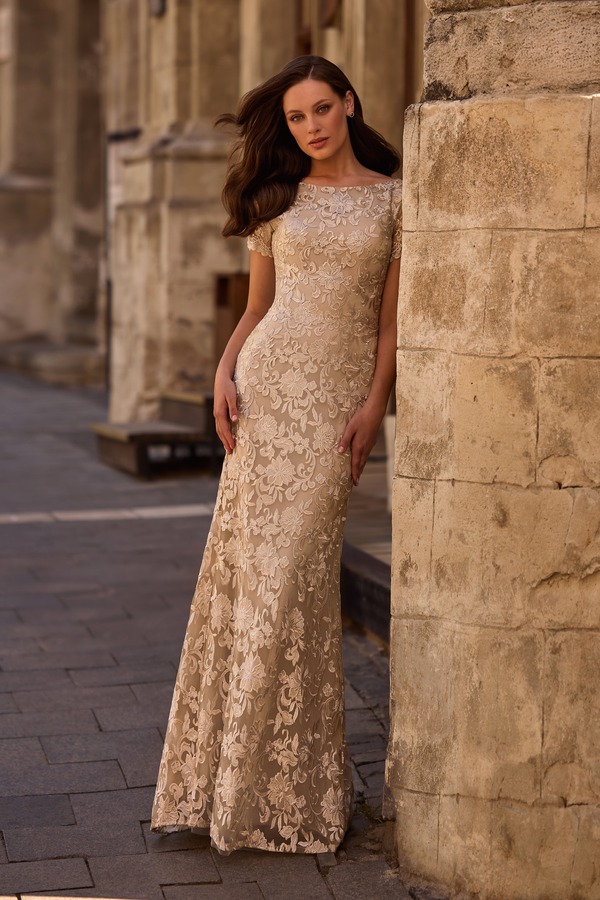 ラフェム レディース トップス 衣装 スピード競技 La Femme Beautifulace Mother of the Bride Dress with Short Sleeves Champagne 三鞭酒