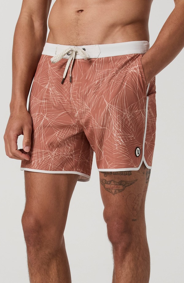 ビュオーリ メンズ 海水着 二分の一ズボン下・さる股引き Vuori Cruise Swim Trunks Vintage Red Palm Shadow 赤いこと