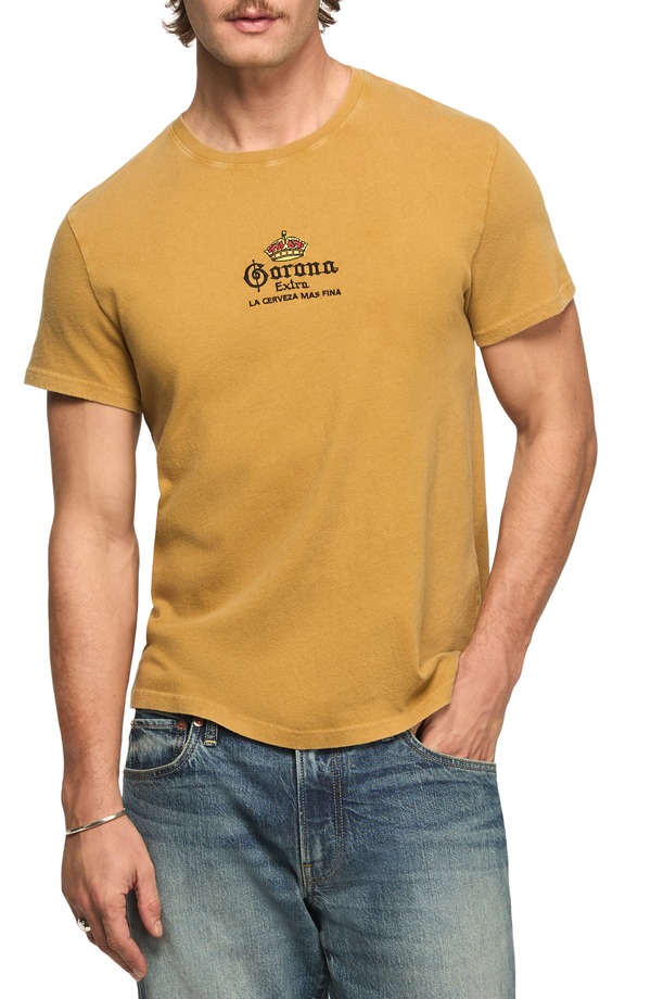 ラッキーブランド メンズ トップス ティーシャツ 刺しゅう ロゴタイプ Lucky Brand Corona Logo Embroidered T-Shirt Mustard Gold 洋芥子
