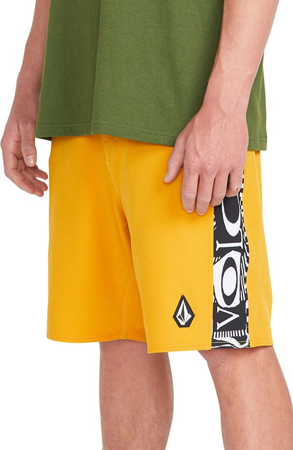 ボルコム メンズ 水泳着 二分の一ズボン下・さる股引き Volcomarker Mod 20 Swim Trunks Old Gold ゴールド