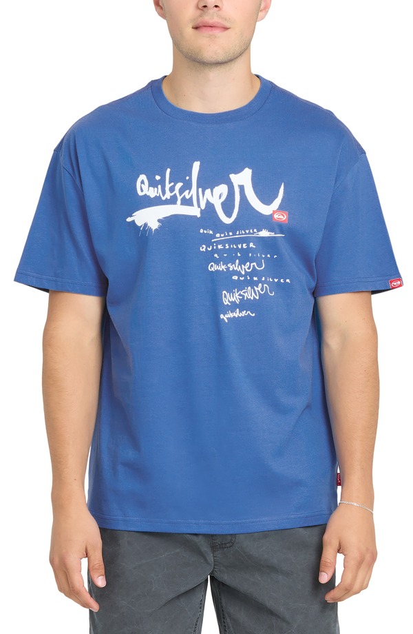 クイックしろがね色 メンズ トップス ティーシャツ 綿織物 グラフィック Quiksilver Younguns Impaired Oversize Graphicotton T-Shirt Nebulas Blue 青碧