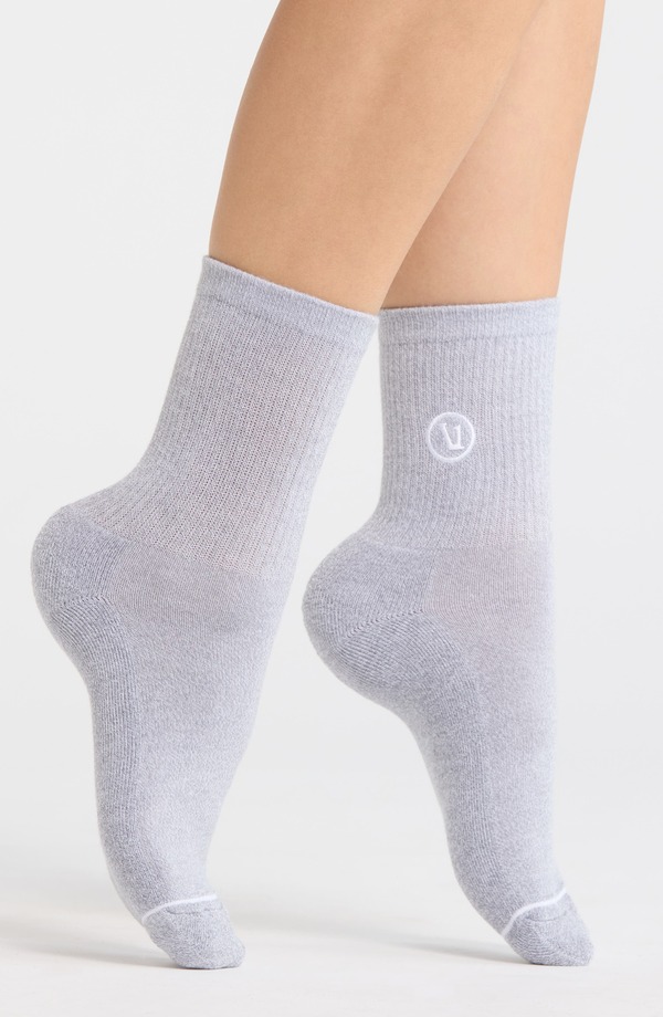 ビュオーリ レディース アンダーお召しもの ソックス 刺しゅう ロゴタイプ Vuori Logo Embroidered Quarter Socks Light Heather Grey 薄墨色
