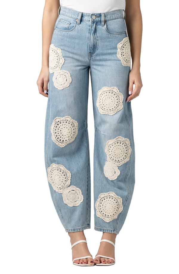 空白文字ニューヨーク州 レディース ボトムス ジーンズズボン下 デニム BLANKNYC The Long Crochet Patch Barreleg Jeansurf Camp
