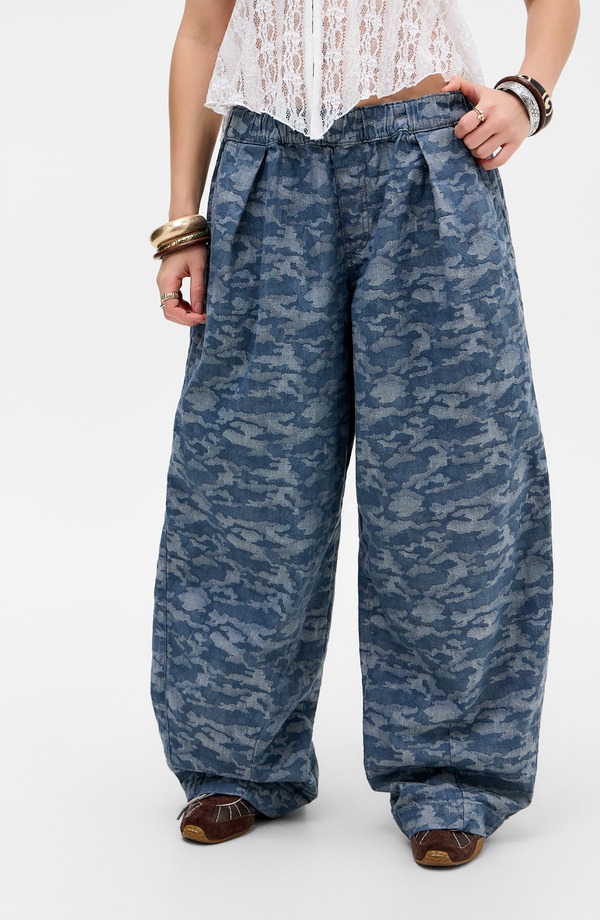 アーバンアウトフィッターズ レディース ボトムス レギンス ワイドレッグ ズボン下 BDG Urban Outfitters Bobbi Camo Wide Leg Pants Denim ジーンズ
